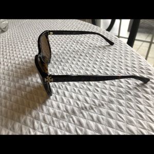 Tory Burch sunglasses in great condition with case